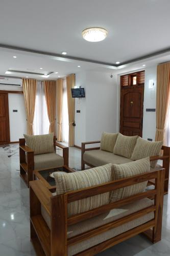 Shared lounge/TV area, AirBlue Villa in Ratmalana Airport