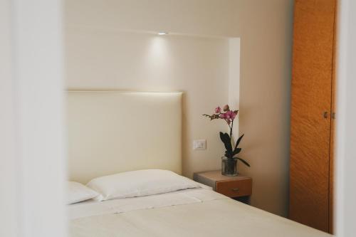 Double Room with Balcony image 6