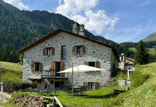 Romantic standalone 5 room cottage in Valposchiavo in Poschiavo, Schweiz