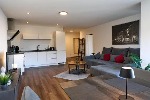 Jellys Apartment - 70qm - Balkon - Küche - Parken - 2x smart TV - King Size Bett - nur 5min zum Europa Park in Rheinhausen, Deutschland