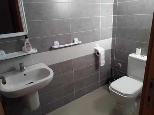Appartement neuf, lumineux et calme, entierement meuble in Gzennaia