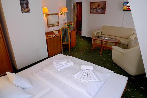 2 twin beds, 1 sofa bed