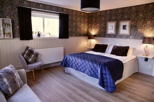 1 queen bed, 2 sofa beds
