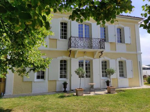 Viesnīcas āriene, Historic Mansion With Pool By The Garonne River in Portets