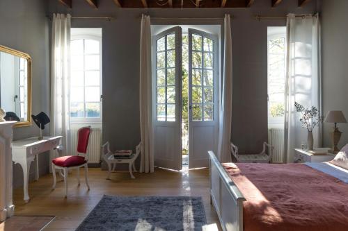 Viesnīcas āriene, Historic Mansion With Pool By The Garonne River in Portets