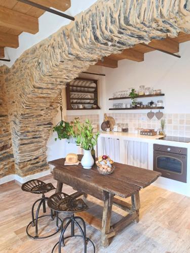 virtuve, Borgo del Canto - Traditional Country Retreat - 30 Min from the Sea! in Borghetto dʼArroscia