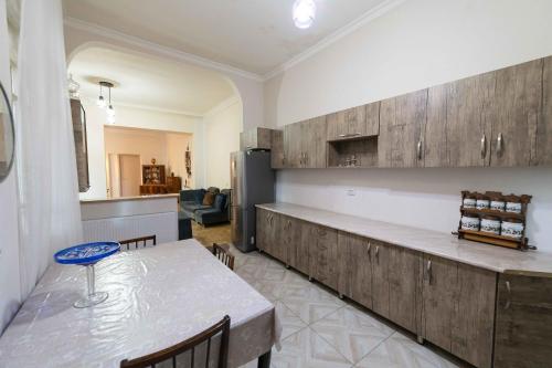 ห้องครัว, Anna s Guest House in กอรี่