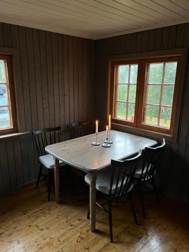 Iekārtas, Koselig hytte på hugastølen (Koselig hytte pa hugastølen) in Vevle