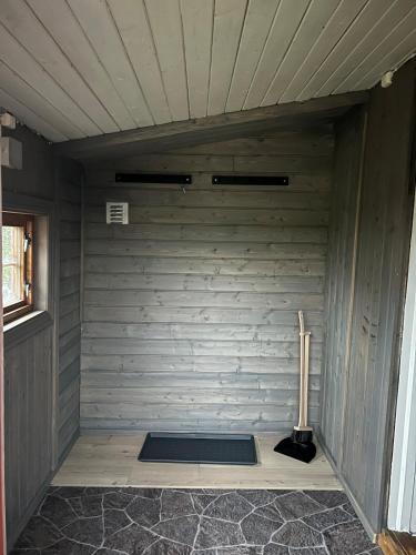 Ieeja, Koselig hytte på hugastølen (Koselig hytte pa hugastølen) in Vevle