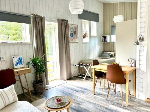 厄勒布鲁 Lilla huset Bed & Breakfast - countryside guesthouse, free parking 4星级 酒店 套房