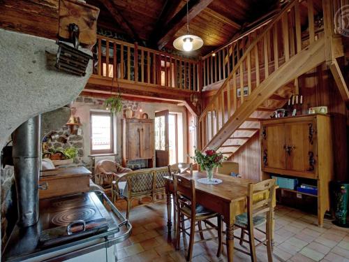 Gite chaleureux 6 pers, authenticite et confort proches sentiers Forez - FR-1-496-16 in Essertines-en-Chatelneuf