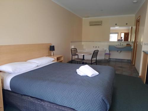 Queen Room with Spa Bath room in Arthur Phillip Motor Inn