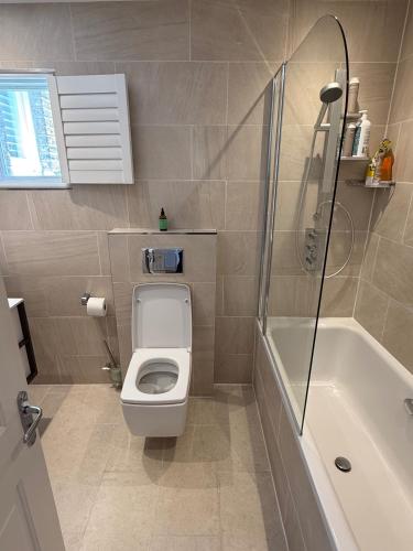5 Bed House - Sleeps 8 - Pets - Parking - Wifi - image 10