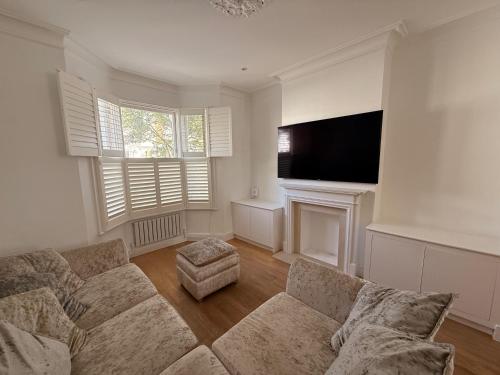 5 Bed House - Sleeps 8 - Pets - Parking - Wifi - image 7