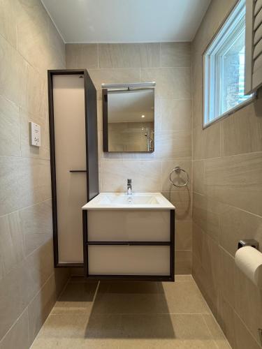 5 Bed House - Sleeps 8 - Pets - Parking - Wifi - image 3