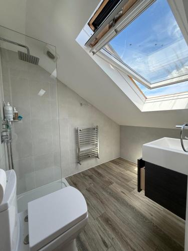 5 Bed House - Sleeps 8 - Pets - Parking - Wifi - image 4