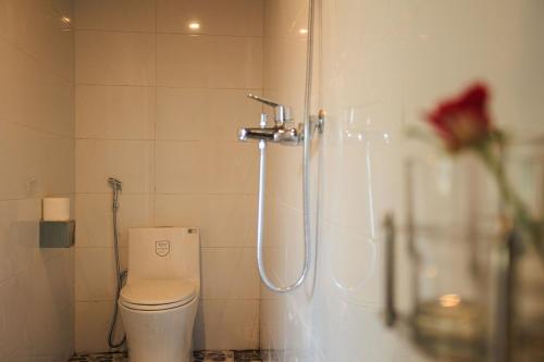 Double Room with Balcony image 7