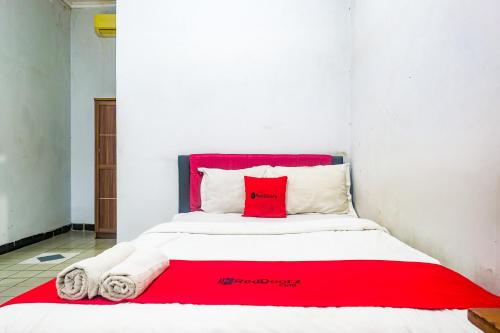 Double Room room in RedDoorz near Batik Tulis Celaket 2