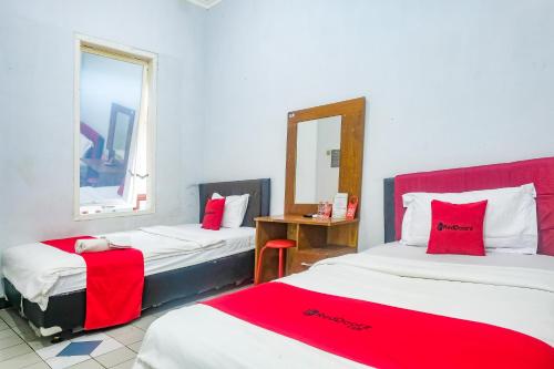 Twin Room room in RedDoorz near Batik Tulis Celaket 2