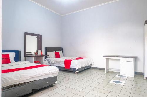 Triple Room room in RedDoorz near Batik Tulis Celaket 2
