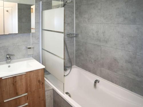 Appartement 4 pièces 6 personnes skis aux pieds piscine et sauna - FR-1-322-385 - image 2