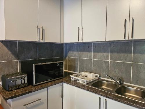 廚房, MB's Self Catering Guesthouse in 皮勒斯