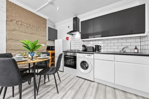 2BR Sleep 6 West London Home Shop & Explore Wifi - image 12