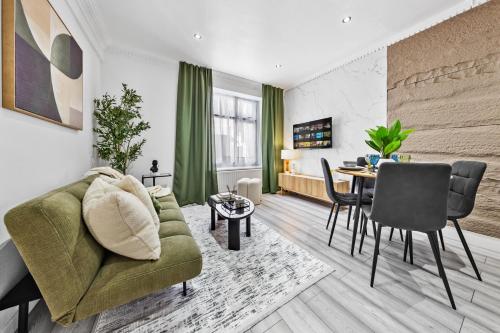 2BR Sleep 6 West London Home Shop & Explore Wifi - image 10