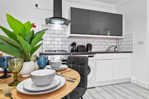 2BR Sleep 6 West London Home Shop & Explore Wifi - image 13