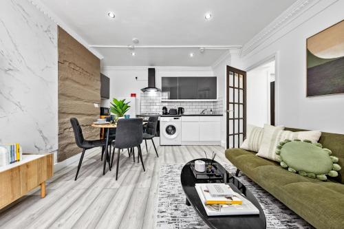 2BR Sleep 6 West London Home Shop & Explore Wifi - image 5
