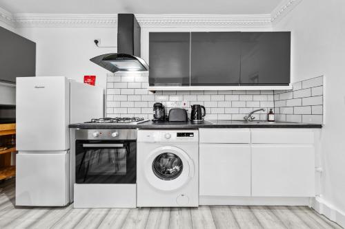 2BR Sleep 6 West London Home Shop & Explore Wifi - image 6