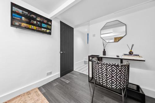 2BR Sleep 6 West London Home Shop & Explore Wifi - image 9