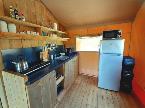 virtuve, Silver Coast Glamping luxury lodge in Sela