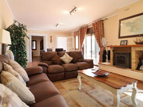 Villa Familiar con Piscina Privada, Costa Brava - ES-366-10 in Pau