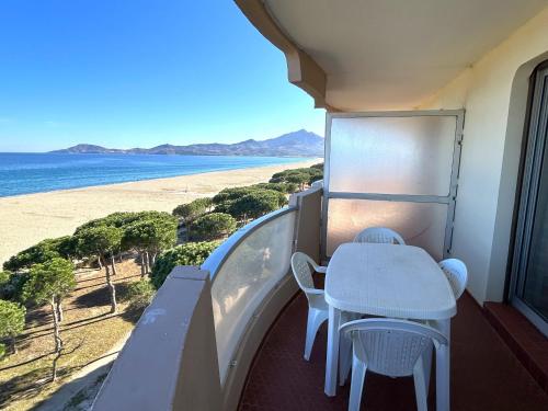 Apartment room in Appartement 6 pers. avec balcon et parking face à la mer - FR-1-837-28