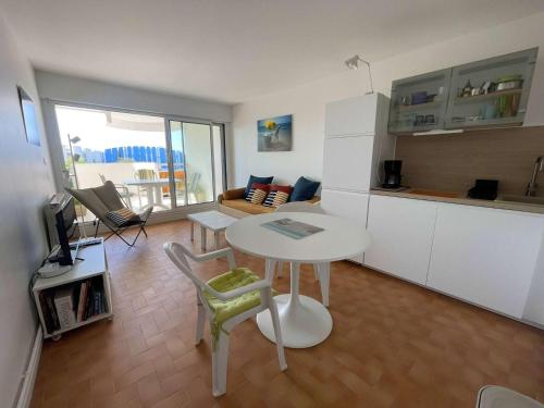 Apartment room in Appartement 2 pièces confortable avec balcon et parking - FR-1-328-277