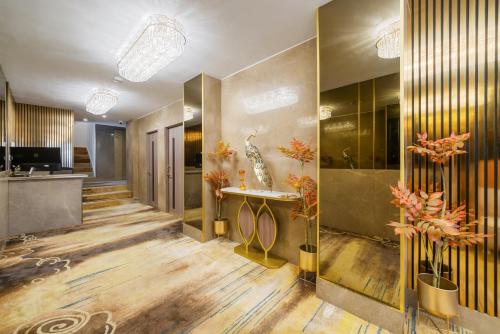 Elegant 2 Bedroom Mayfair Apartment Unmatched Luxury H7 - image 3