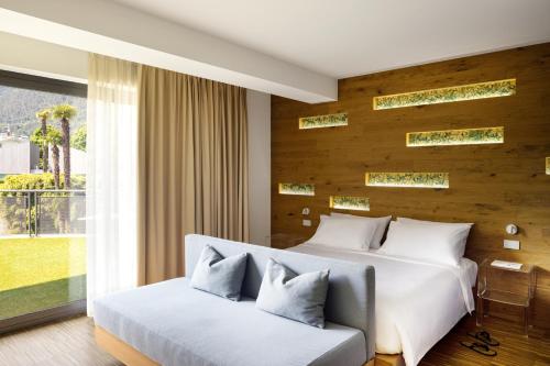 1 queen bed, 2 sofa beds