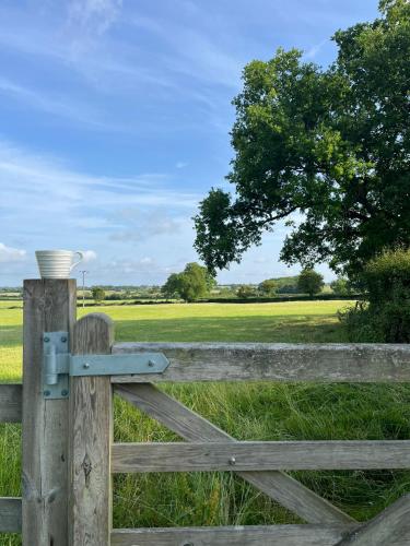Charming one bedroomed pied a terre in rural locations in Charlton (Wiltshire)