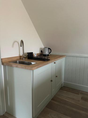 Charming one bedroomed pied a terre in rural locations in Charlton (Wiltshire)