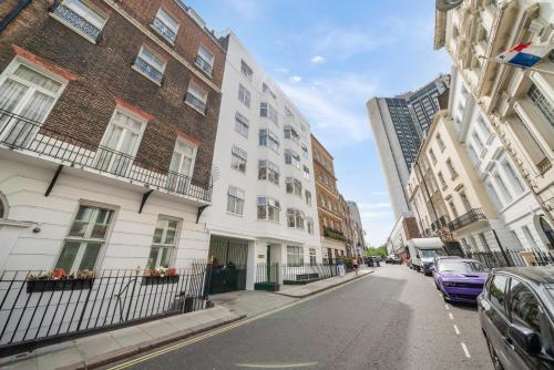 Spectacular 3 Bedroom Penthouse with Private Terrace in Prestigious Mayfair H13 - image 12