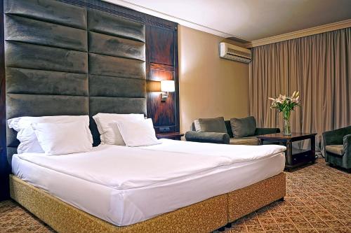 Deluxe Double Room image 4