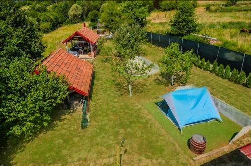 Blue tent in Veļiko Trgovišče