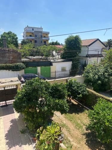 Maison, Polisi i Vogël (foto 3)