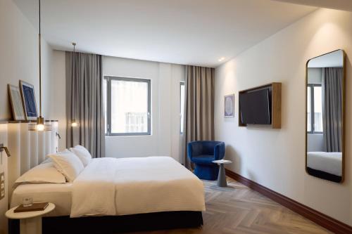 Standard Double or Twin Room image 4