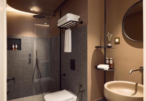 Standard Double or Twin Room image 6