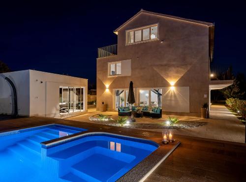 Luxury Villa David with swimming pool, sauna and jacuzzi – khách sạn tại Praznica