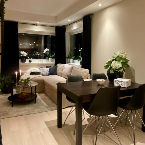 Lovely apartment with a view, garden and parking – khách sạn tại Arstad