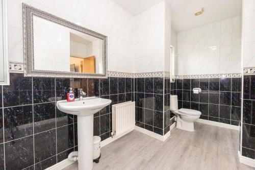 Stylish 3 or 4 Bed House and Parking, Mánchester (foto 5)