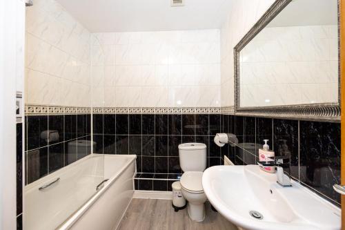 Stylish 3 or 4 Bed House and Parking, Mánchester (foto 7)